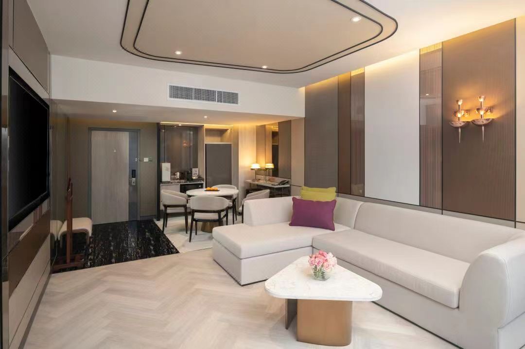 The living room of an apartment is furnished with some exquisite furniture, giving people a very comfortable feeling