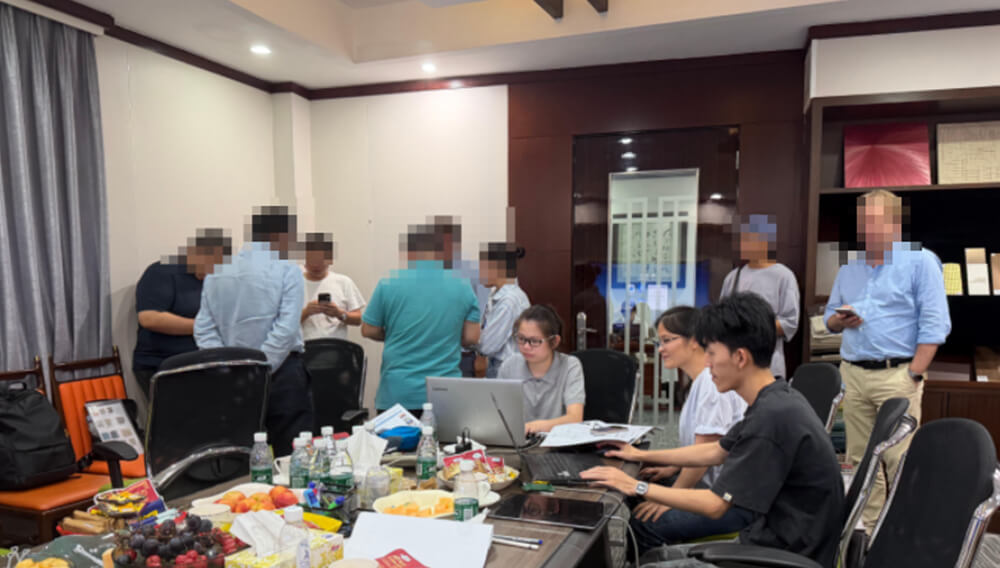 Foreign customers came to the factory for a meeting to discuss the detailed product customization plan.