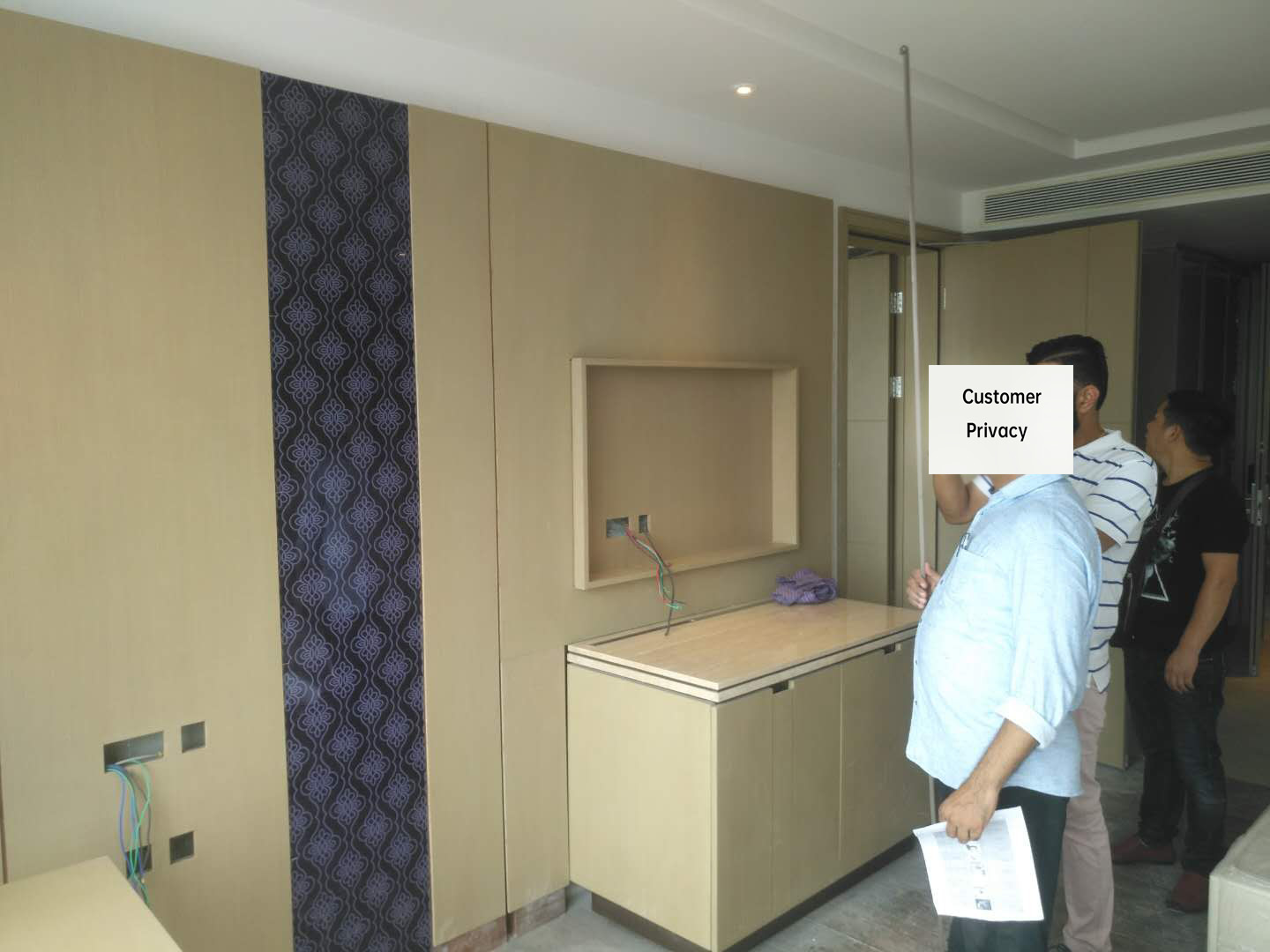 Equipe Tongda fornece orienta&ccedil;&atilde;o sobre instala&ccedil;&atilde;o de m&oacute;veis de hotel no local do projeto Marriott na &Iacute;ndia