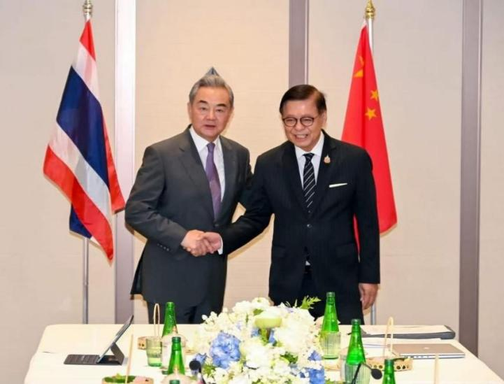The representatives of China and Thailand shook hands warmly with each other.