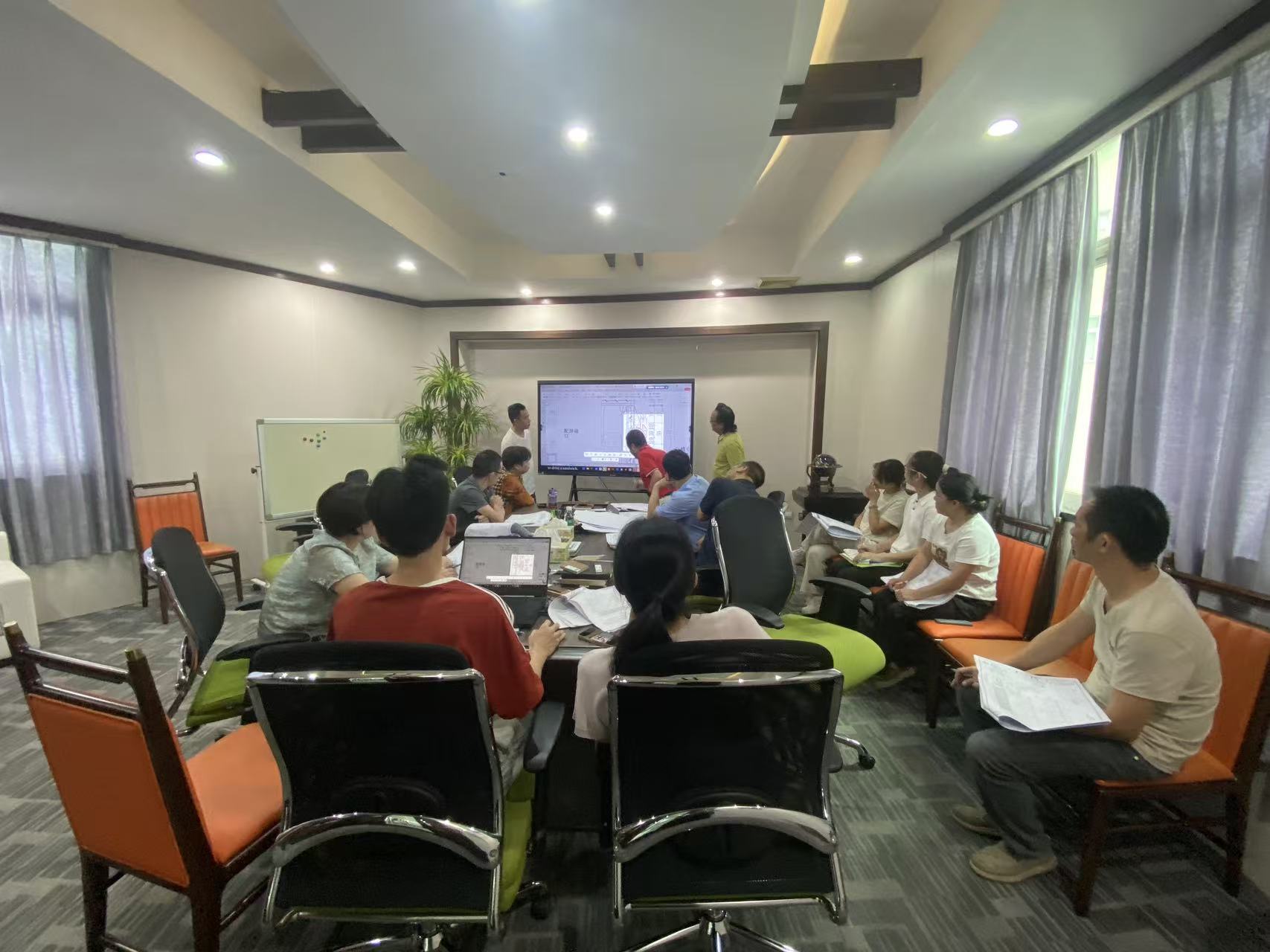 Tongda's meeting for production and design managers, before the production and design of hotel furniture