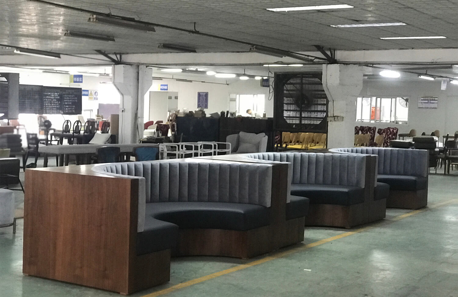 bespoke curved banquette by Tongda